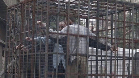 Grupo terrorista utiliza a civiles enjaulados como “escudos humanos”